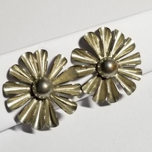 Vintage earrings flower screwback earrings silver tone daisy zinnia